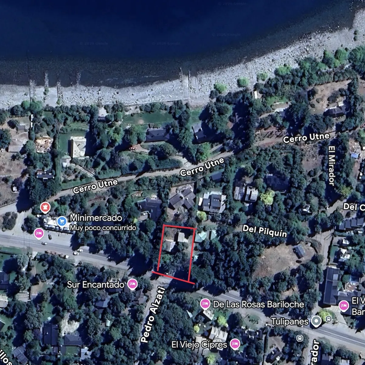 Vista satelital: el lote 12 marcado en rojo sobre la Av. Bustillo, con el lago Nahuel Huapi al norte.